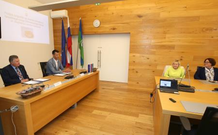 PODPIS POGODBE ZA PRIZIDEK IN FASADNI OVOJ ZD CERKNICA 08 FOTO LJUBO VUKELIČ